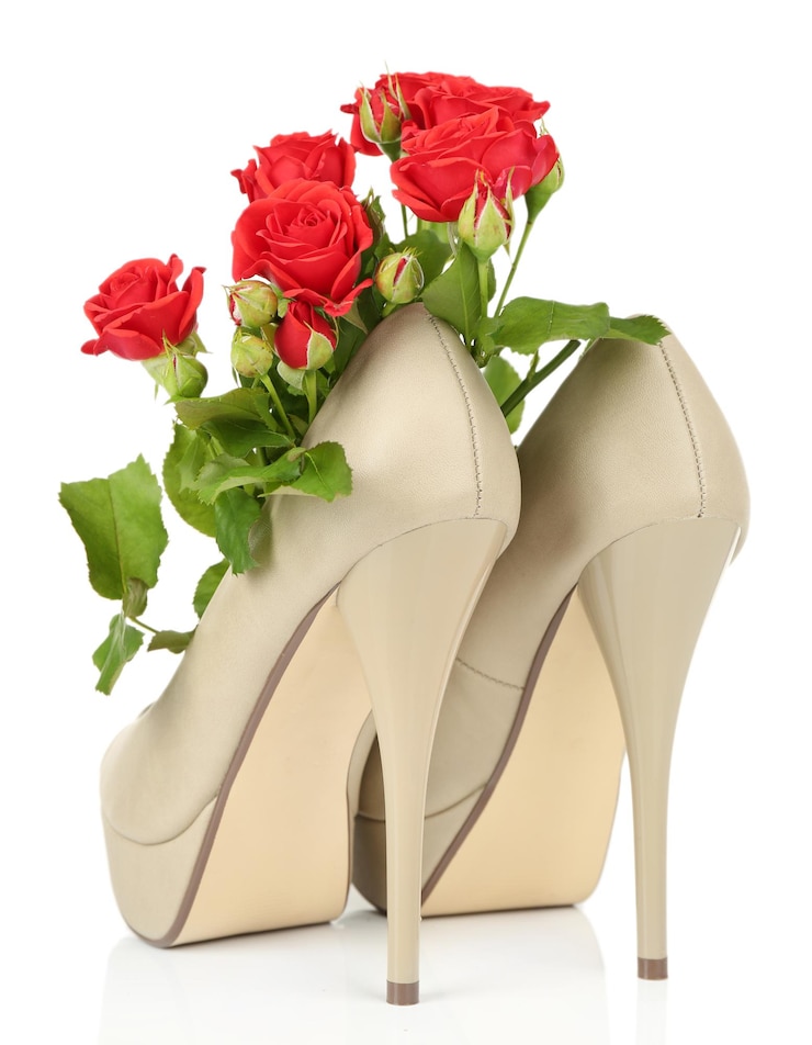 Photo belles chaussures de femme avec des fleurs isolées sur blanc