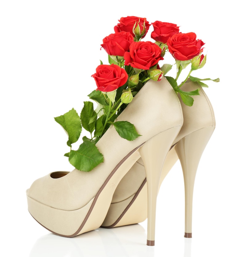 Photo belles chaussures de femme avec des fleurs isolées sur blanc