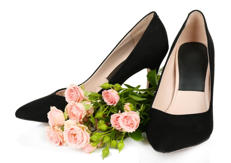 Photo belles chaussures de femme avec des fleurs isolées sur blanc