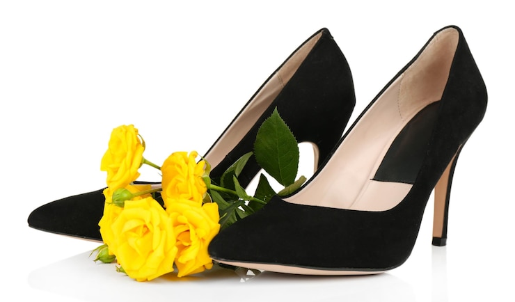 Photo belles chaussures de femme avec des fleurs isolées sur blanc