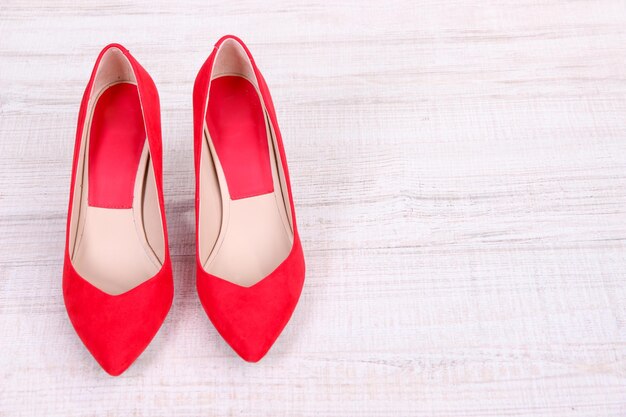 Belles chaussures femmes rouges sur fond de bois