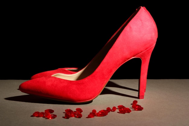 Belles chaussures femmes rouges sur fond noir