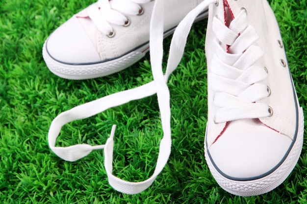 Photo de belles chaussures sur un fond d'herbe verte