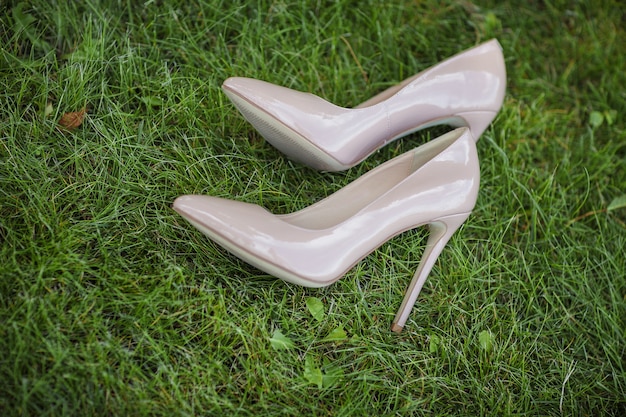 Les belles chaussures de mariage sur l'herbe. chaussures de mariée