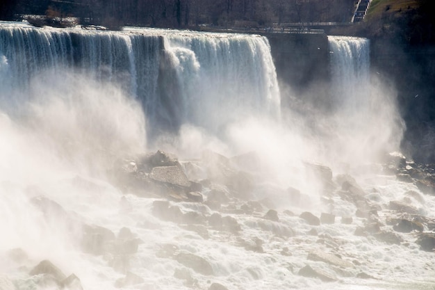 Les belles chutes du Niagara, les chutes du fer à cheval du côté canadien au printemps