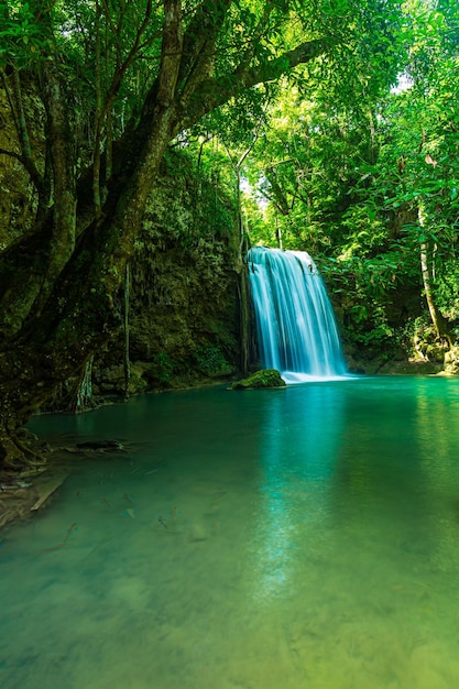 belles chutes d'eau en thaïlande, cascade d'Erawan en Thaïlande