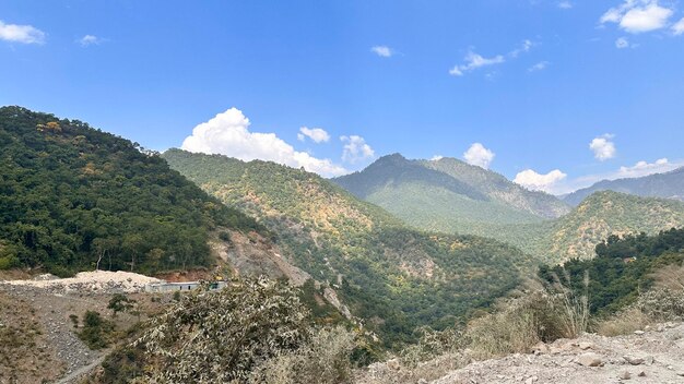 belles collines et vue sur le ciel