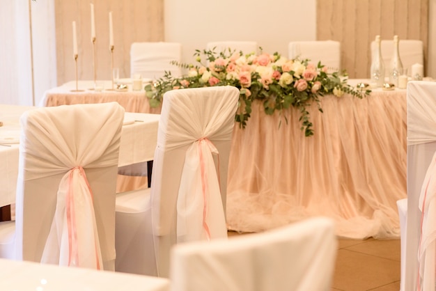 Belles compositions florales au restaurant pour la cérémonie de mariage