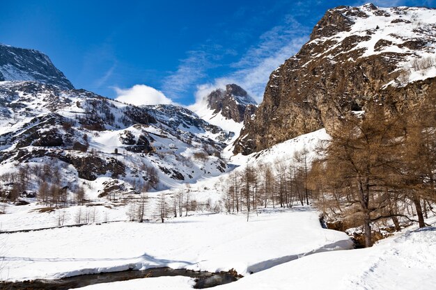 Belles couleurs sur les Alpes proches des frontières Suisse/Italie