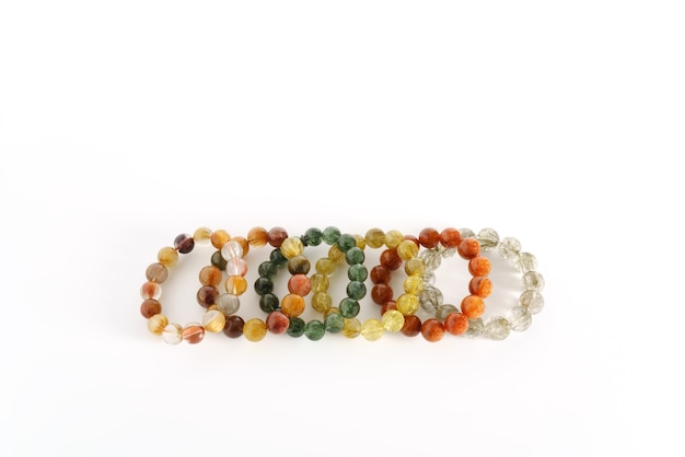 Belles couleurs assorties translucides Rutilated Quartz ou VenusÃ¢Â€Â™ hairstone perle en bracelets sur fond blanc