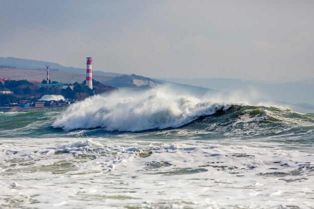 Belles et dangereuses vagues de tempête sur le fond du phare de Gelendzhik. Resort Gelendzhik, Caucase, côte rocheuse escarpée.