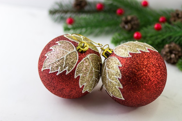 Photo belles décorations d'arbre de noël perles de verre rouge décor traditionnel pour noël