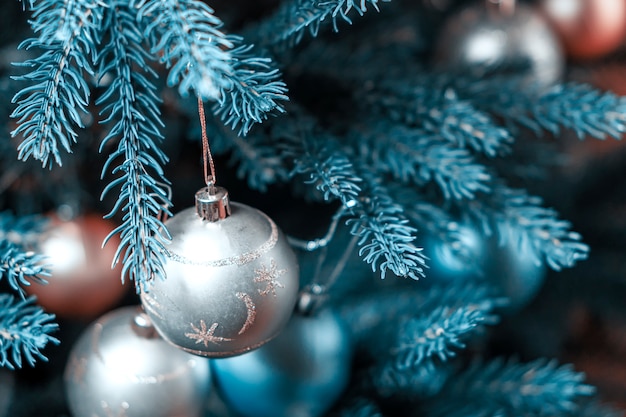 Photo belles décorations en argent sur un arbre de noël.