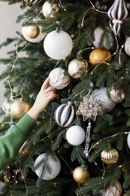 Belles décorations blanches dorées de sapin de Noël