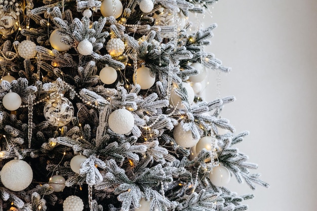 belles décorations et cadeaux de Noël sous le sapin de Noël