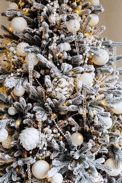 belles décorations et cadeaux de Noël sous le sapin de Noël