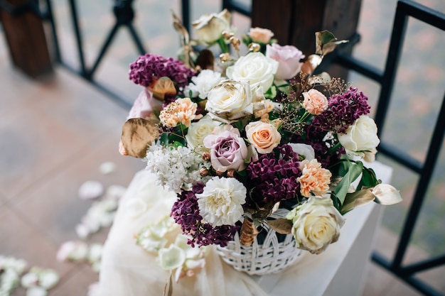 Belles décorations de mariage avec des fleurs