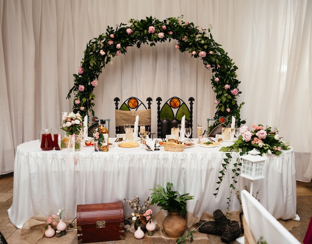 Belles décorations de mariage pour une table de fête.