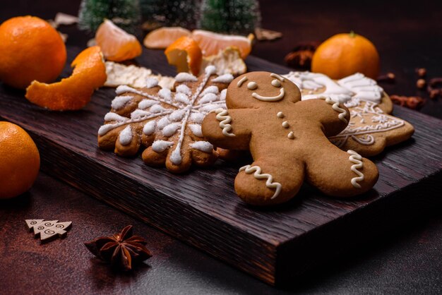 Belles décorations de Noël avec des clémentines et du pain d'épice de jouets de vacances