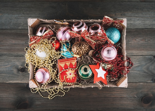 Belles décorations de Noël dans une boîte en bois