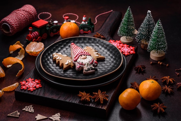 De belles décorations de Noël avec des jouets de Noël, des clémentines et du pain d'épice.