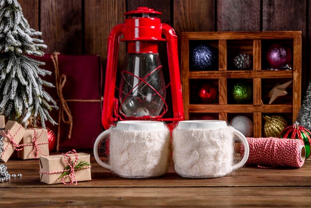 Belles décorations de Noël multicolores sur une table en bois