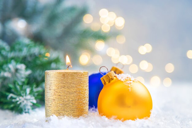 Belles décorations de Noël avec de la neige