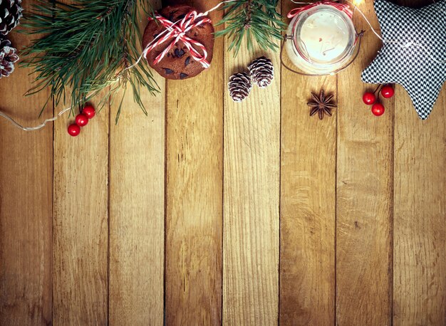 Belles décorations de Noël sur une table en bois