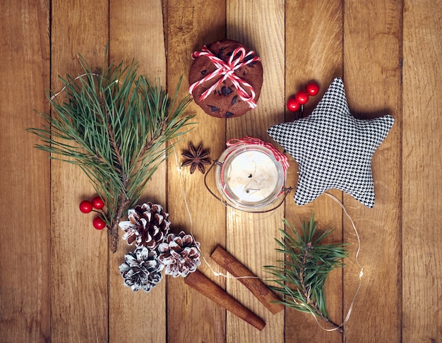 Belles décorations de Noël sur une table en bois