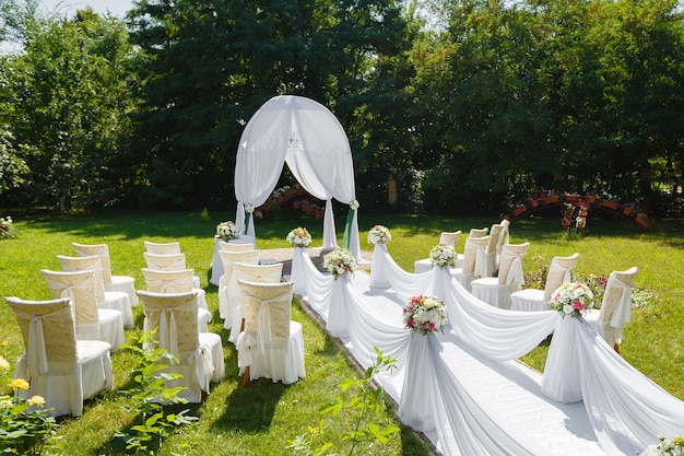 Belles décorations pour la cérémonie de mariage dans le parc aux beaux jours