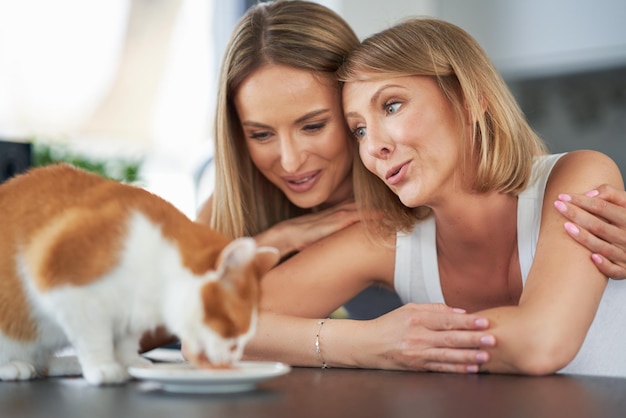 Belles deux filles adultes dans la maison avec un chat