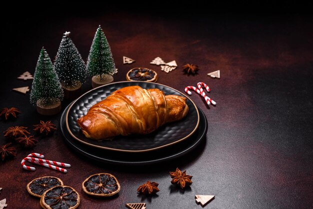 Belles différentes décorations de Noël et croissant sur une table en béton marron