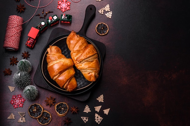 Belles différentes décorations de Noël et croissant sur une table en béton marron