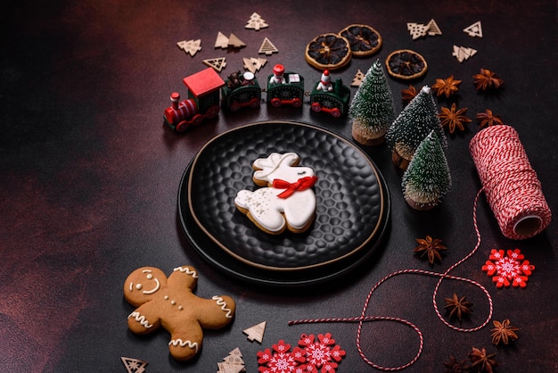 Belles différentes décorations de Noël et pain d'épice sur une table en béton marron