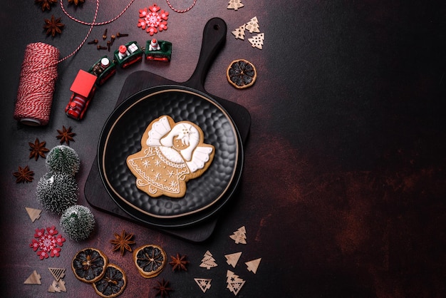 Belles différentes décorations de Noël et pain d'épice sur une table en béton marron