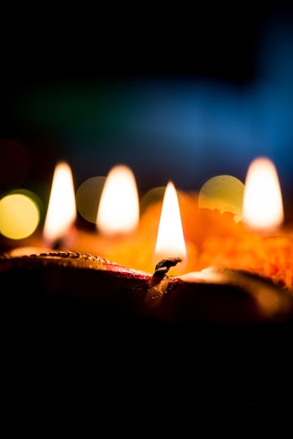 Belles diyas de Diwali la nuit avec des fleurs, des séries d'éclairage et des cadeaux, scène de mauvaise humeur