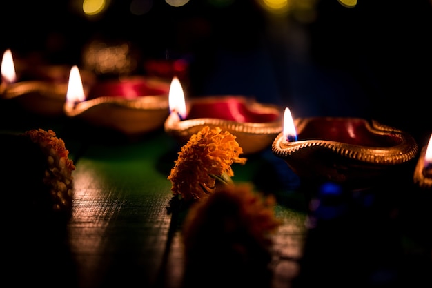 Belles diyas de Diwali la nuit avec des fleurs, des séries d'éclairage et des cadeaux, scène de mauvaise humeur