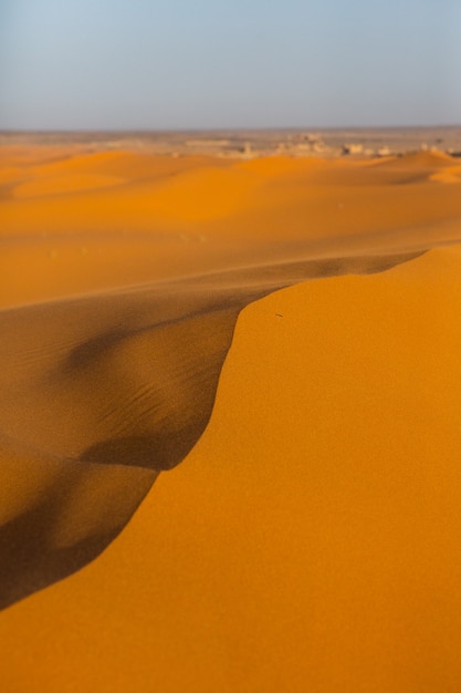 Belles dunes de sable dans le désert du Sahara au Maroc