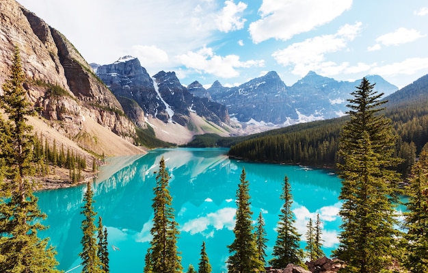 Belles eaux turquoise du lac Moraine avec des pics enneigés au-dessus dans le parc national du Canada Banff