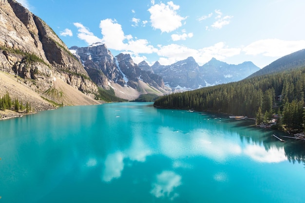 Belles eaux turquoises du lac Moraine avec des pics enneigés au-dessus dans le parc national du Canada Banff