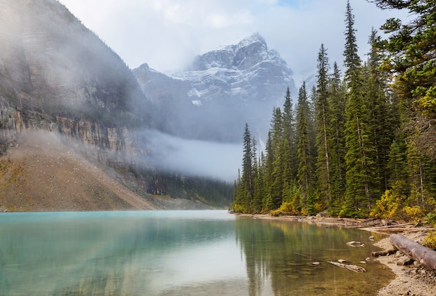 Belles eaux turquoises du lac Moraine avec des sommets enneigés au-dessus dans le parc national du Canada Banff