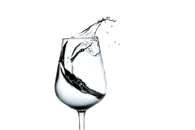 Belles éclaboussures d'eau dans un verre à vin