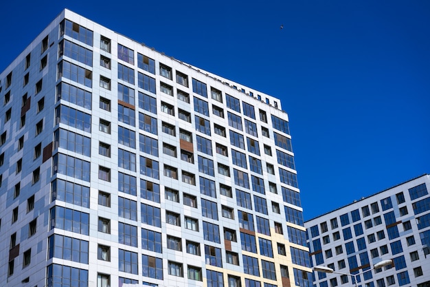 Belles façades d'immeubles de grande hauteur contre le ciel bleu par une journée ensoleillée