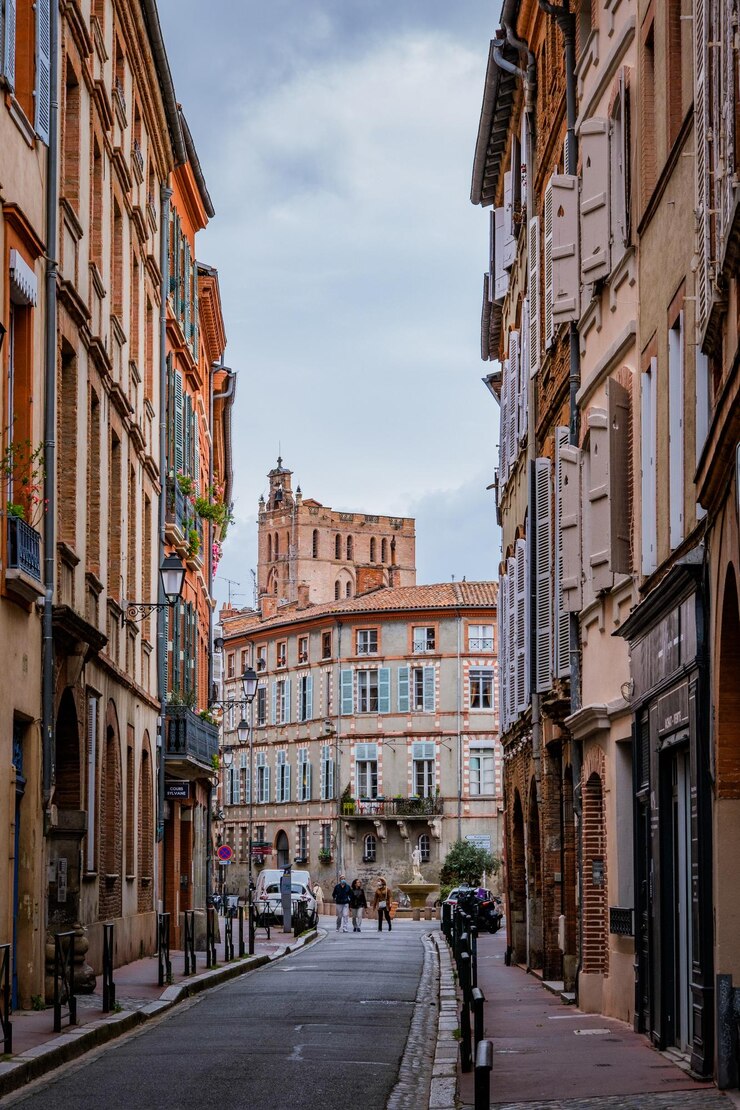 Photo belles façades de la rue perchepinte et du clocher de la cathédrale saint etienne à toulouse