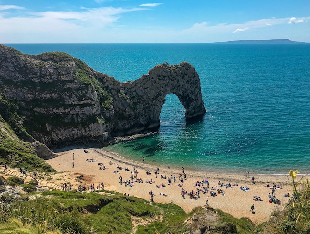 De belles falaises et la plage de la Purbeck Heritage Coast en Angleterre