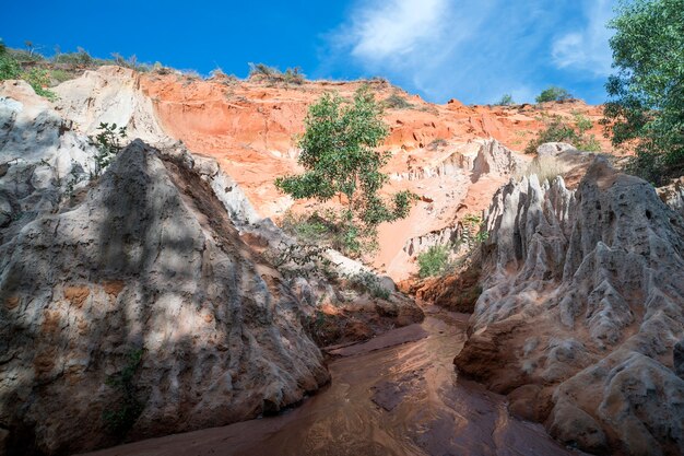 Belles fées du ruisseau avec du grès rouge et blanc à Mui Ne, Vietnam.