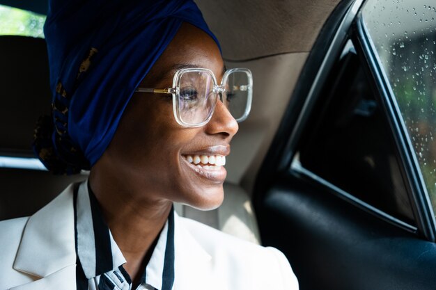 Belles femmes d'affaires conduisant à l'aéroport, partant pour un voyage de travail. Utiliser un smartphone pour passer un appel téléphonique