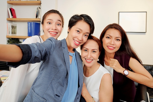 Belles femmes d'affaires prenant selfie