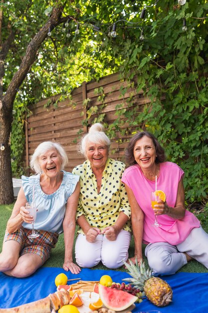 Belles femmes âgées se relaxant à la maison dans le jardin