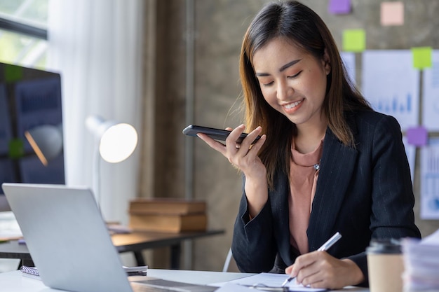 De belles femmes asiatiques cadres dirigeants d'entreprise cadres marketing parlent au téléphone avec des clients pour contacter l'entreprise pour le marketing Concept de gestion marketing